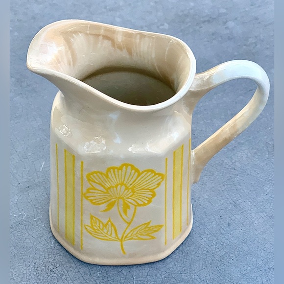 Vintage Discontinued Royal Staffordshire J & G Meakin Yellow Lotus Creamer Jug - Picture 5 of 16
